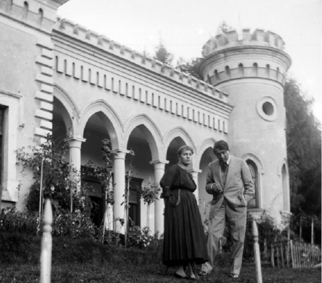 Ady és Csinszka a csucsai kastély előtti kertben