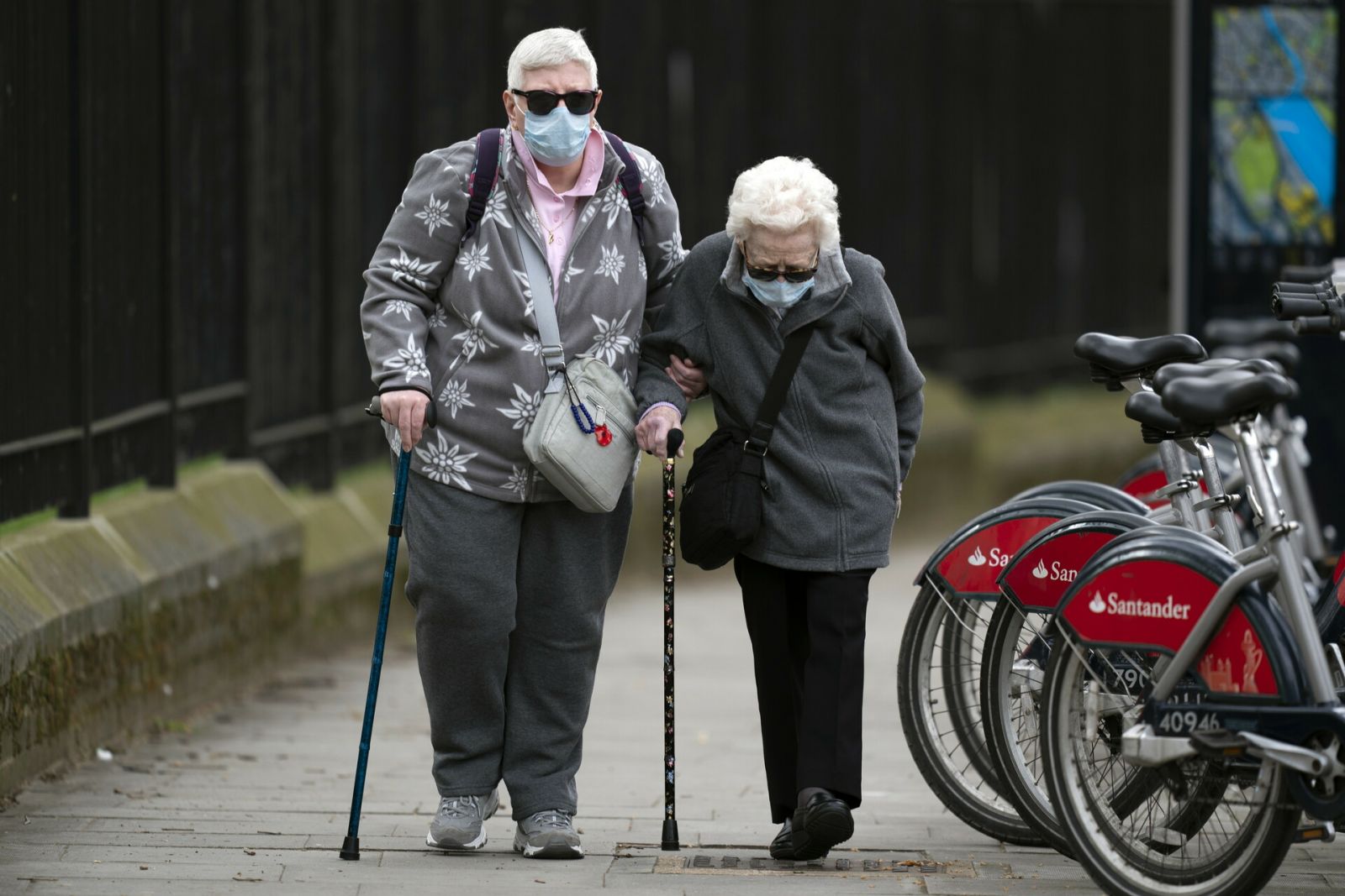 Védőmaszkot viselő pár Nagy Britanniában | Fotó: Agerpres