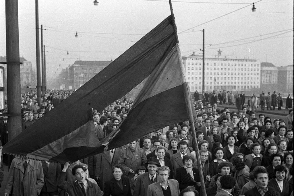 Budapest utcáit elözönli az egyetemi diákság 1956. október 23-án | Forrás: Fortepan