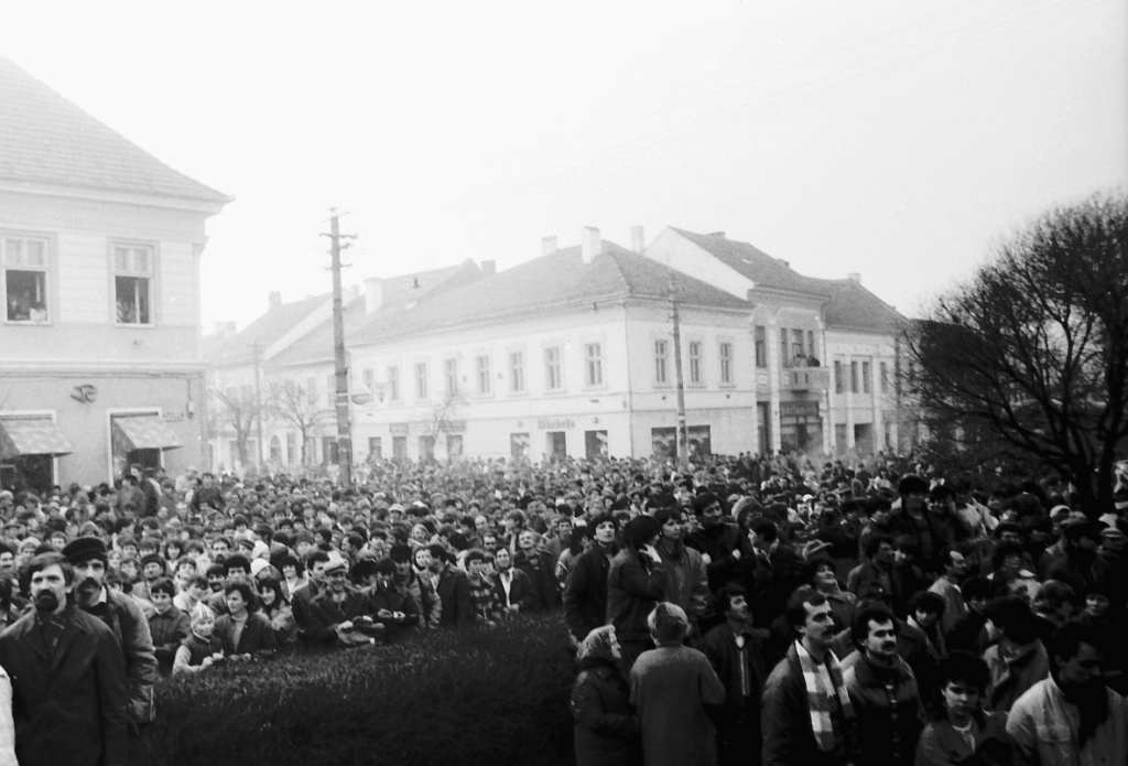 Ugyanaz a tömeg, más fényképész szemével. | Fotó: Udvarhelyi Miklós