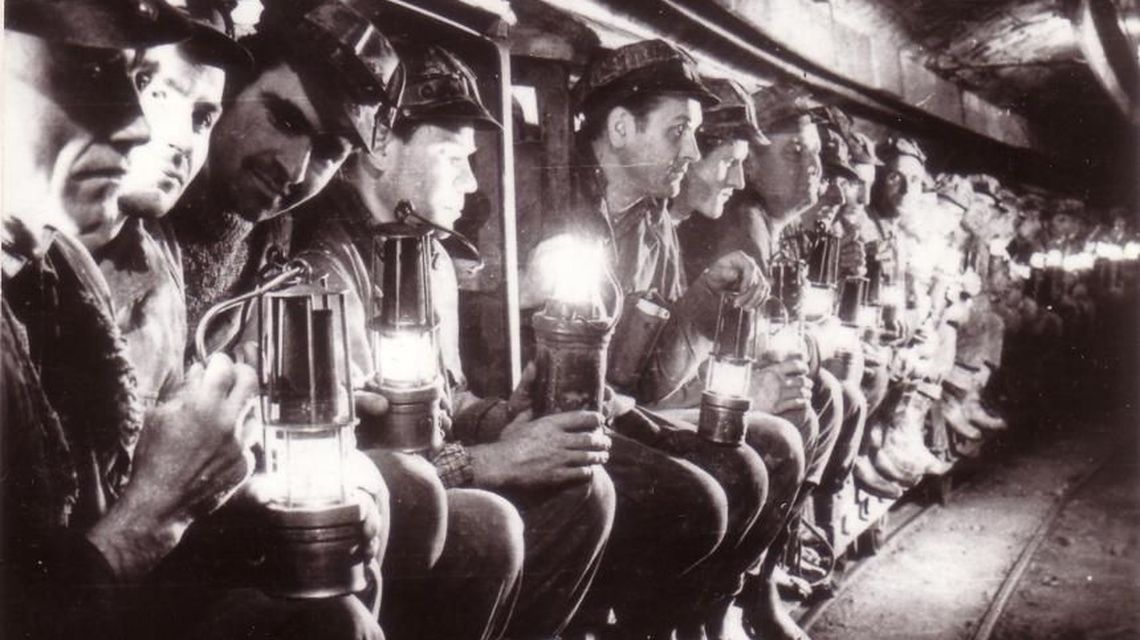 Zsil-völgyi bányászok várják, hogy leereszkedjenek a bányába, 1970 körül | Forrás: Fototeca online a comunismului