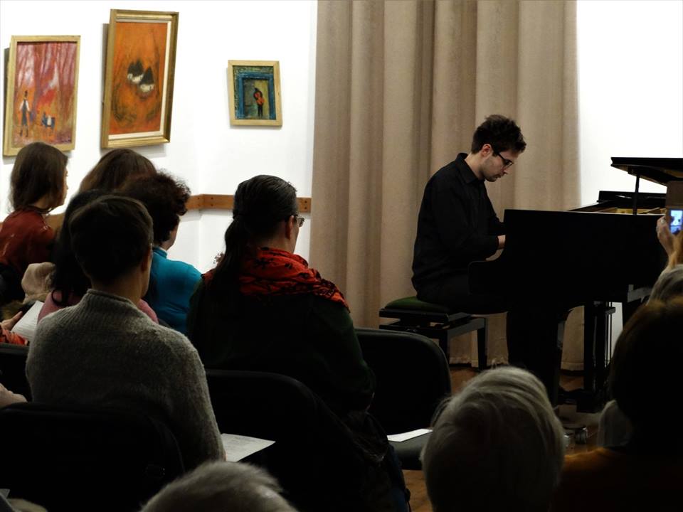 Szőcs Kristóf zongoraművész a Steinway zongoránál 2019 februárjában | Forrás: az Emlékház Facebook oldala