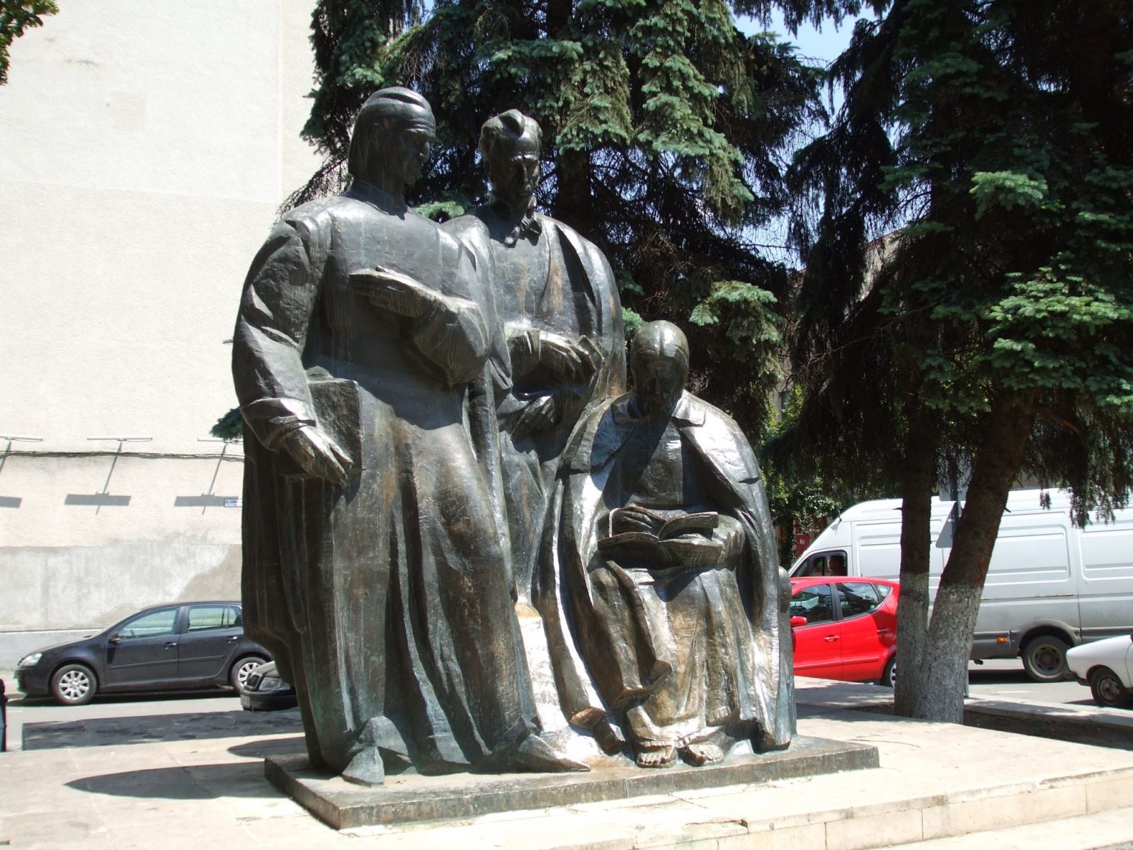 Az Erdélyi Iskola (Scolala Ardeleana) tagjait ábrázoló szoborcsoport Kolozsváron, a Babes-Bolyai Tudományegyetem előtt