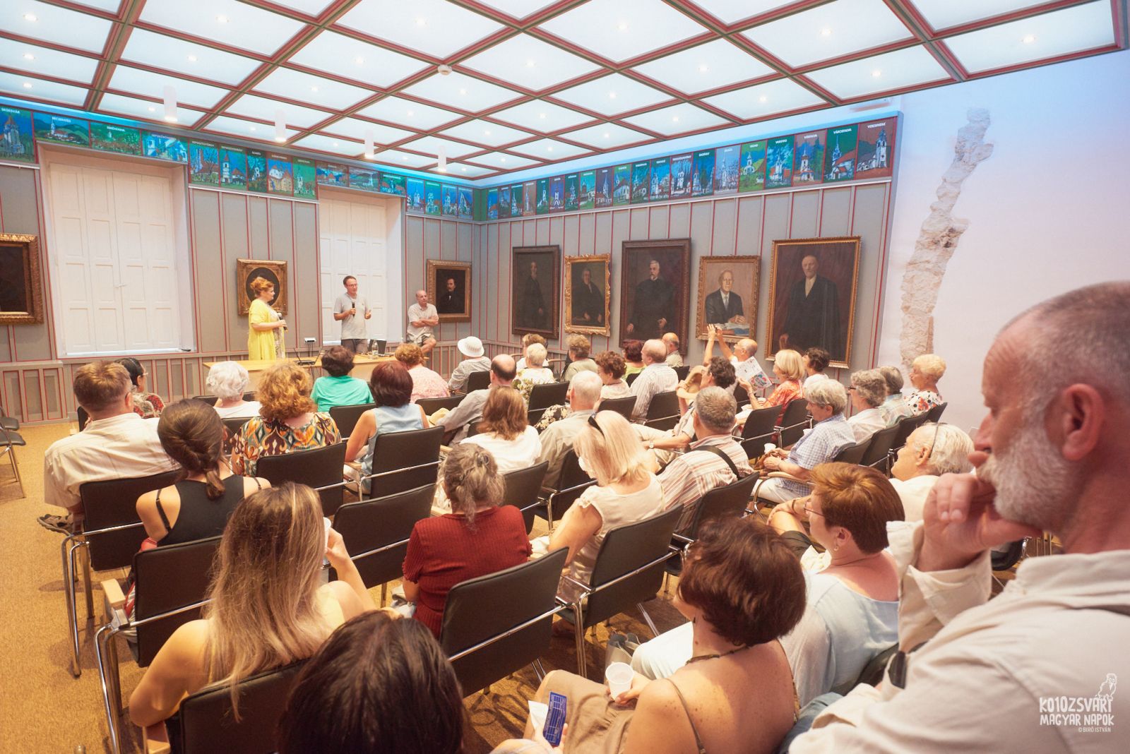 A hatodik rész vetítése a kolozsvári Vallásszabadság Házában. A közönség előtt: Vig Emese, Bárdi Nándor és Stefano Bottoni | Forrás: KMN