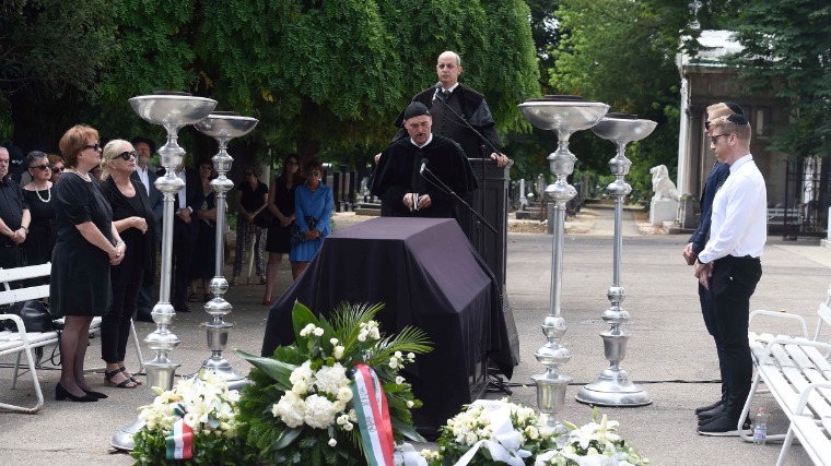 Nógrádi Gergely főkántor és Verő Tamás főrabbi Ungvári Tamás temetésén | Fotó: MTI