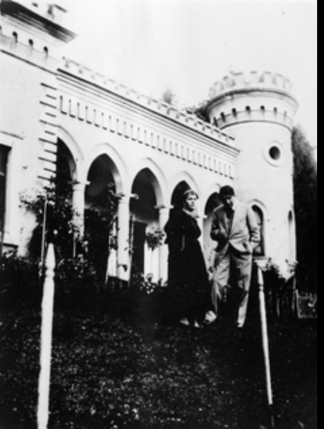 Ady és Csinszka a csúcsai kastély előtt