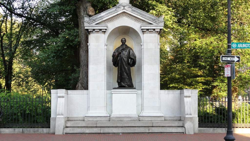William Ellery Channing szobra a bostoni unitárius templommal szemben