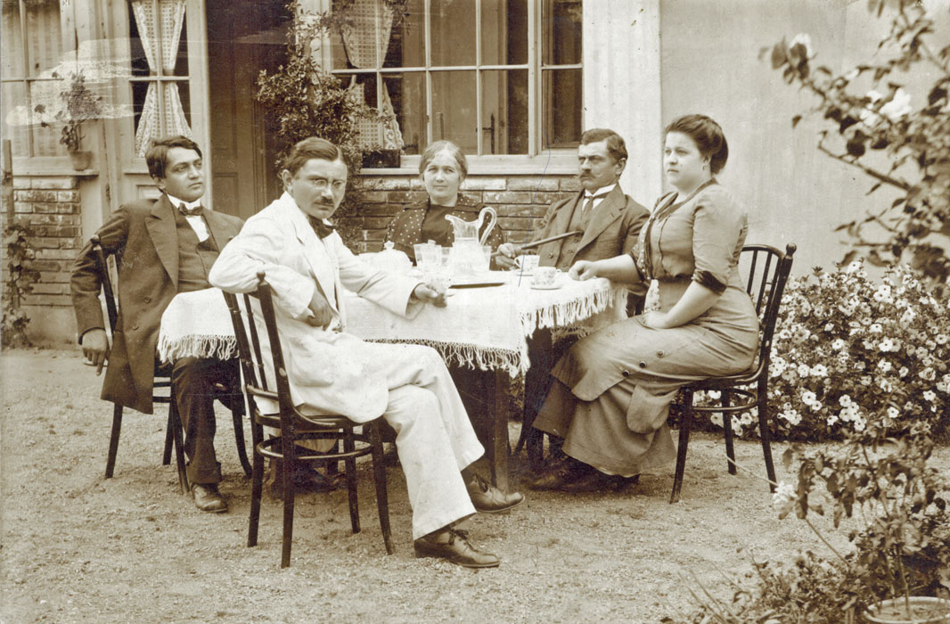 A teljes család az érmindszenti kúria előtt. Ady Endre mellett édesanyja, majd Ady Lőrinc, Kaizler Anna és férje, Ady Lajos