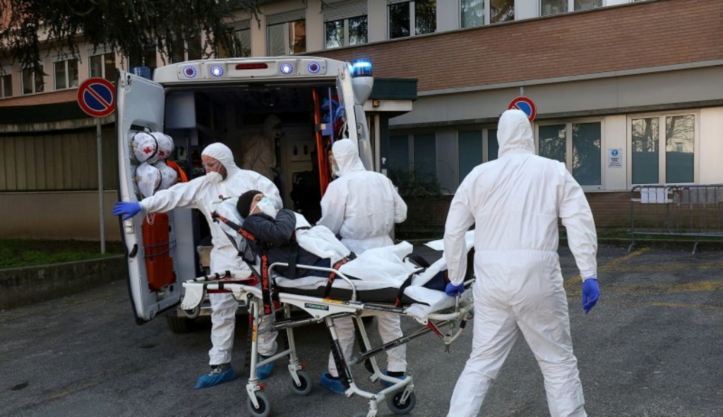 Koronavírusos beteget szállítanak kórházba Romániában | Fotó: Agerpres
