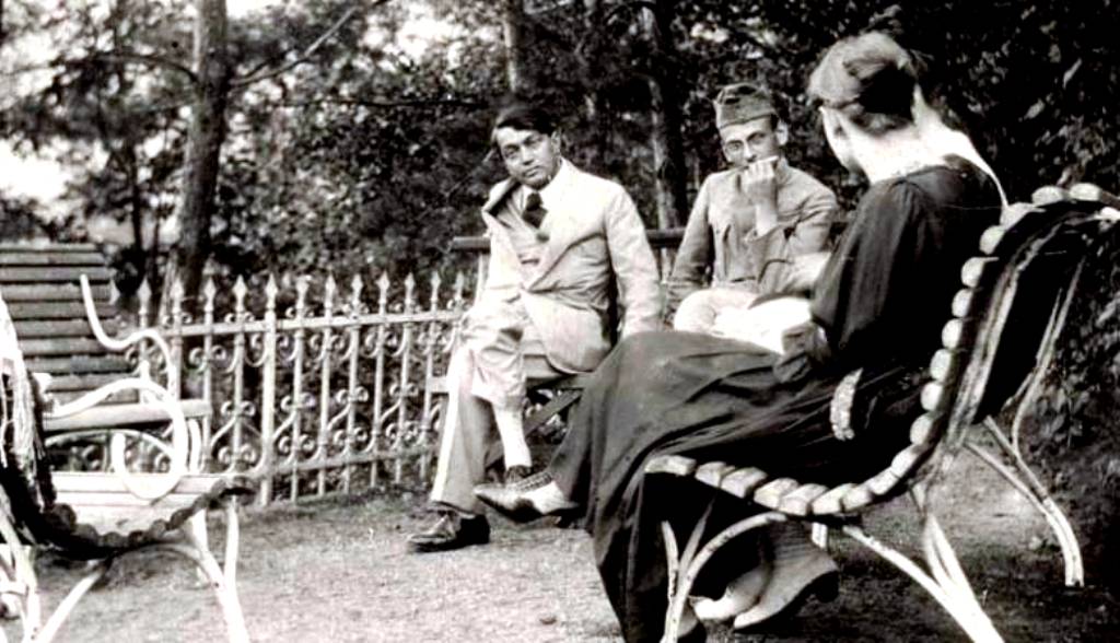 Ady és Csinszka egy katona (valószínűleg Sarkadi Béla) társaságában a csucsai kertben 1917 októberében.