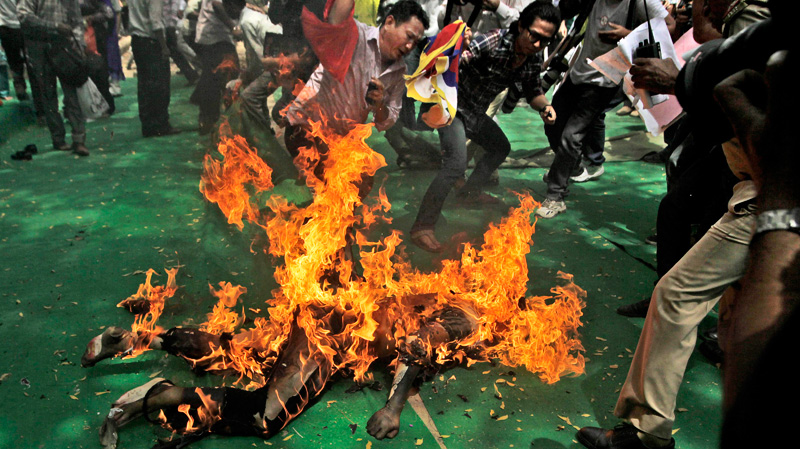 TIBET - CINA - monaco si dà fuoco ok