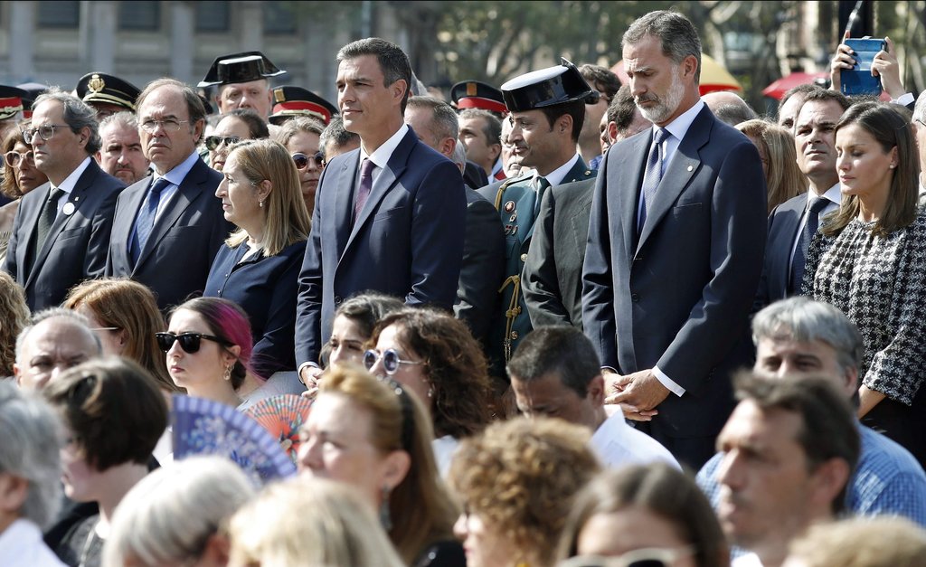 A spanyol királyi pár és a politikai élet előljárói is részt vettek a megemlékezésen. Jobbról balra: Letizia királyné, VI. Fülöp spanyol király, Pedro Sánchez miniszterelnök, Ana Pastor elnöke, Pío García-Escudero, a szenátus elnöke, valamint Qim Torra, katalán elnök,