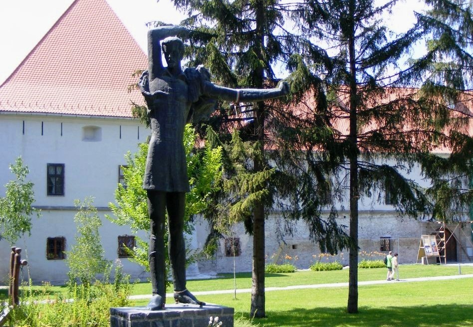Petőfi Sándor szobra a Vár téren, a Mikó-vár előtt, Csíkszereda