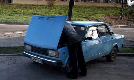 A-man-fixes-his-Lada-001