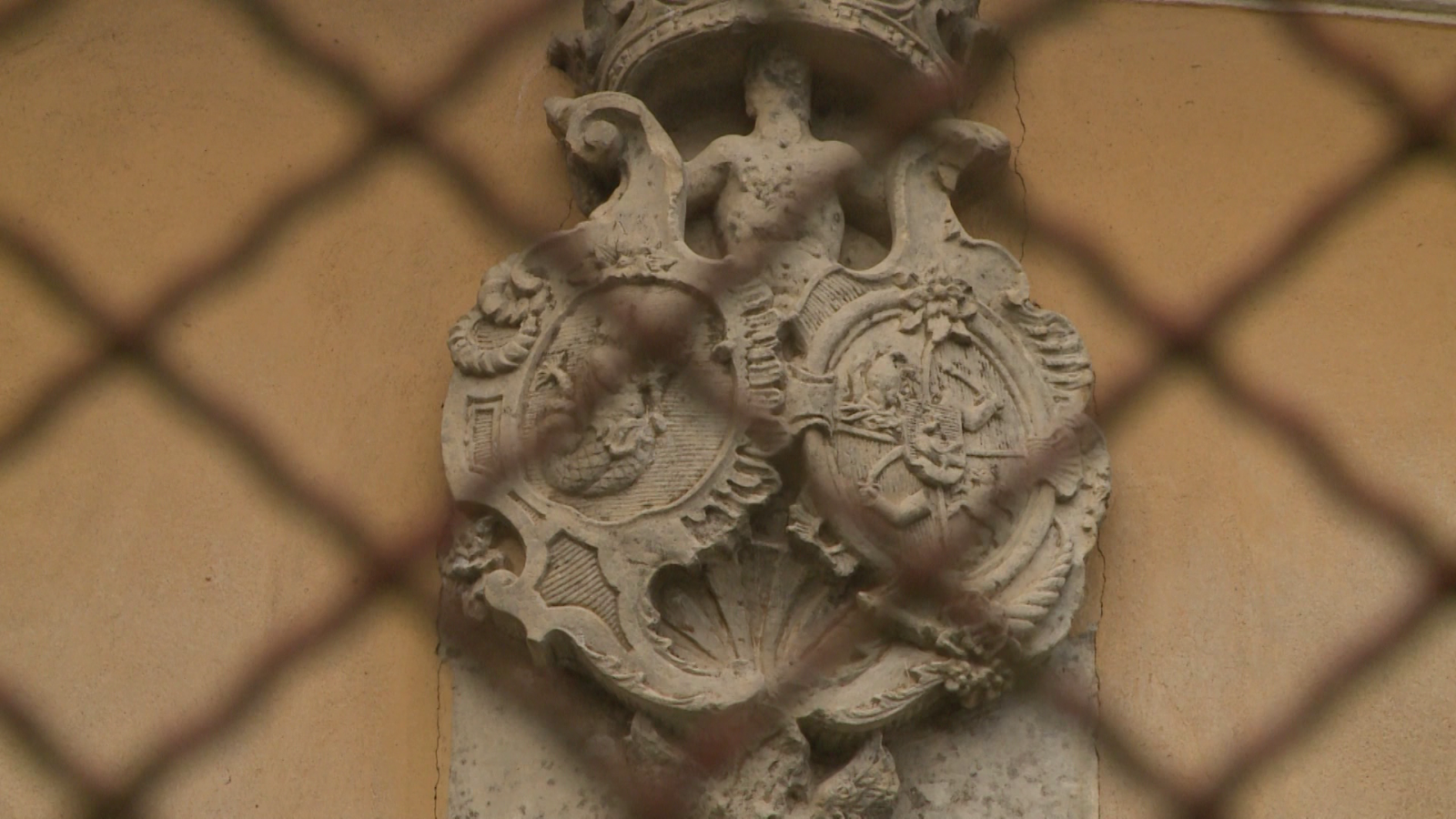 Wesselényi-címer a kastély homlokzatán